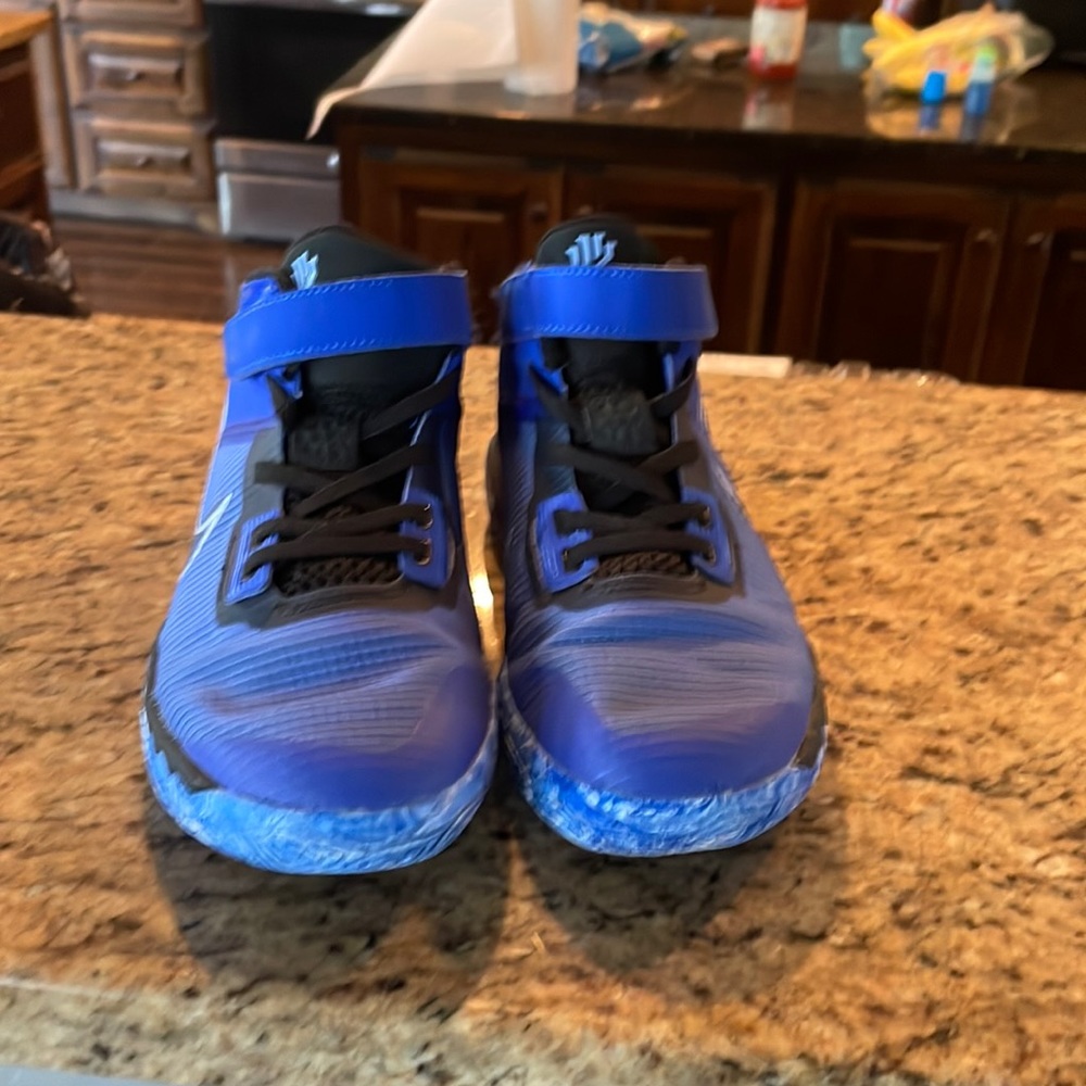 Nike Kyrie Flytrap IV
Color: Racer Blue/Aluminum-black